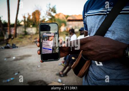 Les migrants africains sont bloqués à Hermosillo Sonora Mexique en transit vers les États-Unis. Citoyens sénégalais à la gare routière de Tufesa. La société de transport leur a refusé la vente de billets de camion faute de documents prouvant leur identité. (© photo Luis Gutierrez by NortePhoto.com) migrantes africanos quedan varados en Hermosillo Sonora Mexico en transito hacia Estados Unidos. ciudadanos Senegal en la estacion de autobuses Tufesa . La empresa de transporte les ha negado la venta de boletos de camiones dedido falta de documentos que acrediten su identidad.. (© photo Luis Gutierrez par Banque D'Images