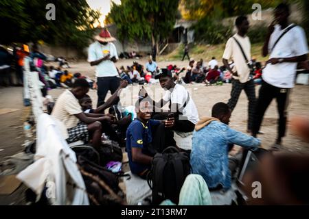 Les migrants africains sont bloqués à Hermosillo Sonora Mexique en transit vers les États-Unis. Citoyens sénégalais à la gare routière de Tufesa. La société de transport leur a refusé la vente de billets de camion faute de documents prouvant leur identité. (© photo Luis Gutierrez by NortePhoto.com) migrantes africanos quedan varados en Hermosillo Sonora Mexico en transito hacia Estados Unidos. ciudadanos Senegal en la estacion de autobuses Tufesa . La empresa de transporte les ha negado la venta de boletos de camiones dedido falta de documentos que acrediten su identidad.. (© photo Luis Gutierrez par Banque D'Images