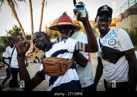 Les migrants africains sont bloqués à Hermosillo Sonora Mexique en transit vers les États-Unis. Citoyens sénégalais à la gare routière de Tufesa. La société de transport leur a refusé la vente de billets de camion faute de documents prouvant leur identité. (© photo Luis Gutierrez by NortePhoto.com) migrantes africanos quedan varados en Hermosillo Sonora Mexico en transito hacia Estados Unidos. ciudadanos Senegal en la estacion de autobuses Tufesa . La empresa de transporte les ha negado la venta de boletos de camiones dedido falta de documentos que acrediten su identidad.. (© photo Luis Gutierrez par Banque D'Images