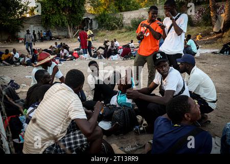 Les migrants africains sont bloqués à Hermosillo Sonora Mexique en transit vers les États-Unis. Citoyens sénégalais à la gare routière de Tufesa. La société de transport leur a refusé la vente de billets de camion faute de documents prouvant leur identité. (© photo Luis Gutierrez by NortePhoto.com) migrantes africanos quedan varados en Hermosillo Sonora Mexico en transito hacia Estados Unidos. ciudadanos Senegal en la estacion de autobuses Tufesa . La empresa de transporte les ha negado la venta de boletos de camiones dedido falta de documentos que acrediten su identidad.. (© photo Luis Gutierrez par Banque D'Images