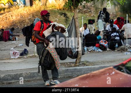 Les migrants africains sont bloqués à Hermosillo Sonora Mexique en transit vers les États-Unis. Citoyens sénégalais à la gare routière de Tufesa. La société de transport leur a refusé la vente de billets de camion faute de documents prouvant leur identité. (© photo Luis Gutierrez by NortePhoto.com) migrantes africanos quedan varados en Hermosillo Sonora Mexico en transito hacia Estados Unidos. ciudadanos Senegal en la estacion de autobuses Tufesa . La empresa de transporte les ha negado la venta de boletos de camiones dedido falta de documentos que acrediten su identidad.. (© photo Luis Gutierrez par Banque D'Images