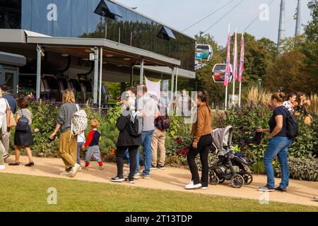 BUGA Bundesgartenschau Mannheim 2023 : Die BUGA geht an diesem Tag zu Ende. Viele Besucherinnen und Besucher nutzten die Gelegenheit für eine allerletzte Fahrt mit der Gondel vom Luisenpark zum Spinellipark. Es bildete sich eine sehr lange Warteschlange *** BUGA Federal Horticultural Show Mannheim 2023 le BUGA prend fin ce jour-là, de nombreux visiteurs ont profité de l'occasion pour une toute dernière balade sur la télécabine de Luisenpark à Spinelli Park Une très longue file d'attente formée Copyright : xx crédit: Imago/Alamy Live News Banque D'Images