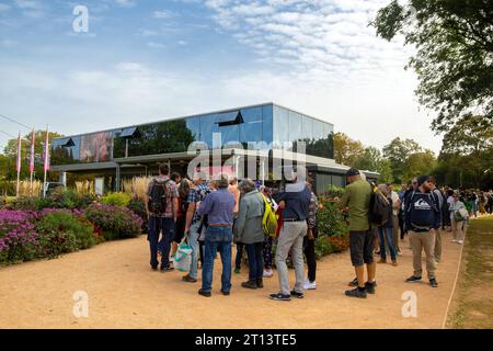 BUGA Bundesgartenschau Mannheim 2023 : Die BUGA geht an diesem Tag zu Ende. Viele Besucherinnen und Besucher nutzten die Gelegenheit für eine allerletzte Fahrt mit der Gondel vom Luisenpark zum Spinellipark. Es bildete sich eine sehr lange Warteschlange *** BUGA Federal Horticultural Show Mannheim 2023 le BUGA prend fin ce jour-là, de nombreux visiteurs ont profité de l'occasion pour une toute dernière balade sur la télécabine de Luisenpark à Spinelli Park Une très longue file d'attente formée Copyright : xx crédit: Imago/Alamy Live News Banque D'Images