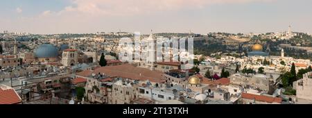 Belle vue aérienne panoramique sur la vieille ville, Tombeau des prophètes et Dôme du Rocher. Superposition de ciel bleu ensoleillé et nuageux. Jérusalem, capitale du moi Banque D'Images