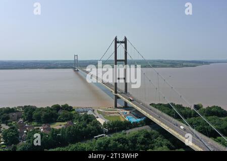 Photo du dossier datée du 24/06/2020 d'une vue du pont Humber, près de Kingston upon Hull, East Riding of Yorkshire. Hull, Middlesbrough, Falkirk et Blackburn figurent sur une liste d'endroits prometteurs où les nouveaux acheteurs pourraient commencer leur voyage sur l'échelle de la propriété. Halifax, qui a compilé la liste, a déclaré que les résultats de l’enquête indiquent qu’environ six jeunes adultes sur 10 (61 %) qui n’ont pas acheté de maison seraient prêts à déménager dans une autre région du pays pour entrer sur l’échelle du logement. Date de publication : mercredi 11 octobre 2023. Banque D'Images