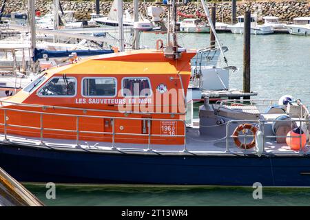 Saint-Gilles-Croix-de-vie , France - 10 06 2023 : marque logo snsm et texte de l'enseigne bateau de sauvetage en mer français dans le port Banque D'Images