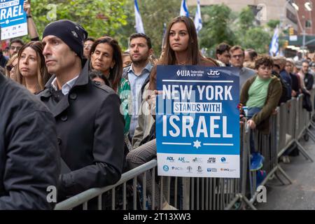 New York, États-Unis. 10 octobre 2023. Une femme tient le panneau du rallye et assiste à une veillée et un rassemblement de New York stands with Israel le 10 octobre 2023 à New York. Partout dans le pays et dans le monde, des partisans d’Israël assistent à des rassemblements pour montrer leur soutien à Israël après les attaques perpétrées le week-end dernier par des militants palestiniens qui ont fait des centaines de morts parmi les civils et plus d’une centaine d’otages pris à Gaza. Crédit : SOPA Images Limited/Alamy Live News Banque D'Images