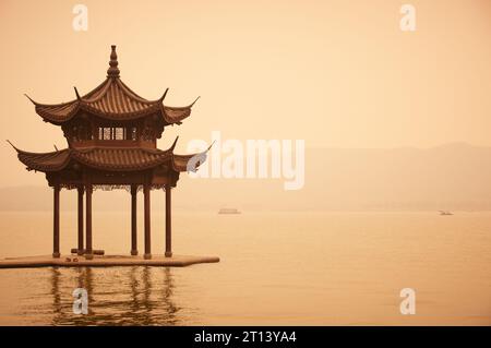 Gazebo en bois traditionnel chinois sur la côte du lac de l'Ouest, parc public dans la ville de Hangzhou, Chine. Banque D'Images