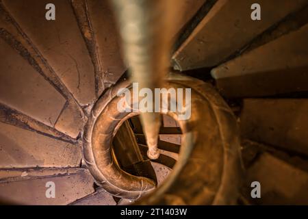 Escalier en colimaçon avec une corde au lieu d'une main courante dans une vieille maison à colombages Strasbourg, Alsace, France Banque D'Images