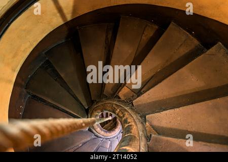 Escalier en colimaçon avec une corde au lieu d'une main courante dans une vieille maison à colombages Strasbourg, Alsace, France Banque D'Images