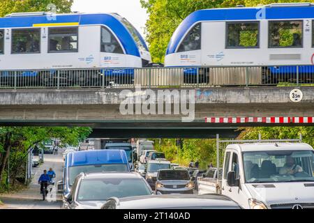 Bahnüberführung in der Boschetsrieder Straße, Konkurrenz Schiene - Straße, München, Oktober 2023 Deutschland, München, Oktober 2023, Bahnüberführung an der Boschetsrieder Straße in München-Sendling, älteres Brückenbauwerk, Höhenbegrenzung für den Autoverkehr liegt BEI 3, 50 m, Bayerische Regio Bahn BRB kreuzt die Straße, Symbolfoto Konkurrenz Schiene - Straße, Infrastruktur, Verkehr, Stadt, Bayern, Herbst, *** Boschetsrieder Straße passage supérieur ferroviaire, route ferroviaire de compétition, Munich, octobre 2023 Allemagne, Munich, octobre 2023, passage supérieur ferroviaire à Boschetsrieder Straße à Munich Sendling, Older b Banque D'Images