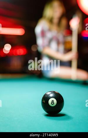 8 bal de la piscine ou du billard sur une table de billard. Concept de jeu de divertissement de personnes Banque D'Images