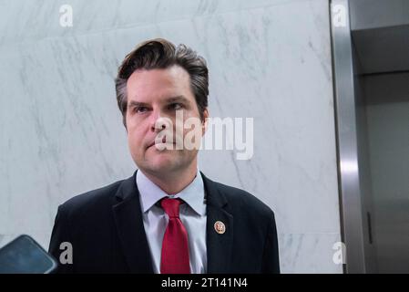 Washington, États-Unis. 10 octobre 2023. Le représentant des États-Unis Matt Gaetz (Républicain de Floride) quitte une réunion avec ses collègues représentants de Floride concernant la présidence le mardi 10 octobre 2023 dans le Rayburn House Office Building à Washington, DC, USA. Photo Annabelle Gordon/CNP/ABACAPRESS.COM crédit : Abaca Press/Alamy Live News Banque D'Images