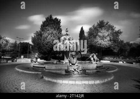La fontaine du roi Fahd à Jeddah projette de l'eau dans les airs avec illumination nocturne. La plus grande fontaine du monde. Jeddah. Arabie Saoudite, Mer Rouge Banque D'Images