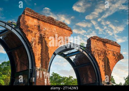 Les arcs de brique rouge aux deux extrémités sont combinés avec une ferme centrale en acier. Longteng Broken Bridge est une attraction historique en bord de route dans les collines. Banque D'Images