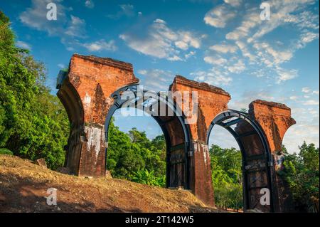 Les arcs de brique rouge aux deux extrémités sont combinés avec une ferme centrale en acier. Longteng Broken Bridge est une attraction historique en bord de route dans les collines. Banque D'Images