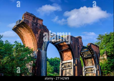 Les arcs de brique rouge aux deux extrémités sont combinés avec une ferme centrale en acier. Longteng Broken Bridge est une attraction historique en bord de route dans les collines. Banque D'Images