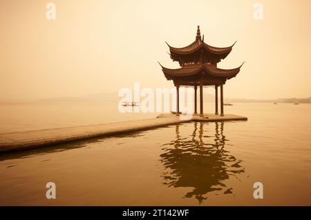 Gazebo en bois traditionnel chinois sur la côte du lac de l'Ouest, parc public dans la ville de Hangzhou, Chine. Banque D'Images