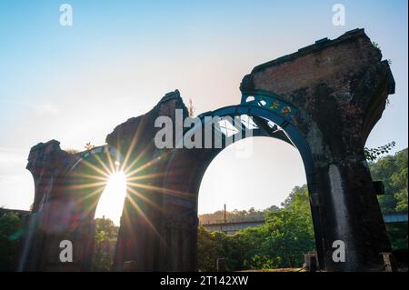 Les arcs de brique rouge aux deux extrémités sont combinés avec une ferme centrale en acier. Longteng Broken Bridge est une attraction historique en bord de route dans les collines. Banque D'Images