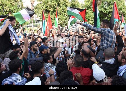 Damas, Syrie. 10 octobre 2023. Des réfugiés palestiniens protestent contre les frappes aériennes israéliennes sur la bande de Gaza, à Damas, Syrie, le 10 octobre 2023. Crédit : Ammar Safarjalani/Xinhua/Alamy Live News Banque D'Images