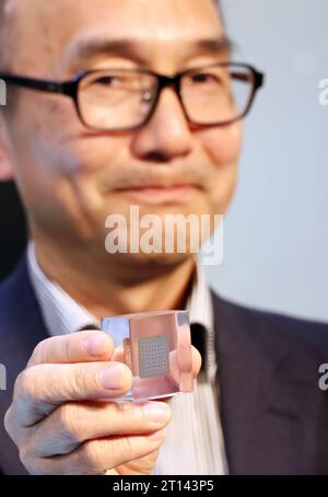 Kawasaki, Japon. 11 octobre 2023. Le géant informatique japonais Fujitsu, chef de laboratoire quantique felllow, Shintaro Sato, présente le modèle réduit du nouvel ordinateur quantique supraconducteur et sa puce de 64 qubits au laboratoire Fujitsu de Kawasaki, dans la banlieue de Tokyo, le mercredi 11 octobre 2023. Fujitsu a annoncé sa stratégie de recherche et développement au laboratoire. (Photo de Yoshio Tsunoda/AFLO) Banque D'Images