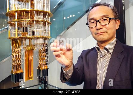 Kawasaki, Japon. 11 octobre 2023. Le géant informatique japonais Fujitsu, chef de laboratoire quantique felllow, Shintaro Sato, présente le modèle réduit du nouvel ordinateur quantique supraconducteur et sa puce de 64 qubits au laboratoire Fujitsu de Kawasaki, dans la banlieue de Tokyo, le mercredi 11 octobre 2023. Fujitsu a annoncé sa stratégie de recherche et développement au laboratoire. (Photo de Yoshio Tsunoda/AFLO) Banque D'Images