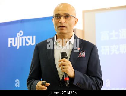 Kawasaki, Japon. 11 octobre 2023. Le géant japonais de l'informatique Fujitsu, Vivek Mahajan, vice-président directeur et directeur de la technologie, parle de la stratégie de l'entreprise en matière de recherche et développement au laboratoire Fujitsu de Kawasaki, en banlieue de Tokyo, le mercredi 11 octobre 2023. (Photo de Yoshio Tsunoda/AFLO) Banque D'Images