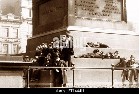 Hommes au chômage, colonne Wellington, Liverpool, période victorienne Banque D'Images