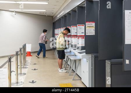 Tokyo, Japon. 11 octobre 2023. Des gens sont vus devant les guichets automatiques de la banque MUFG à Tokyo, Japon, le 11 octobre 2023. Le pépin du système subi par le réseau japonais de compensation des paiements n'a montré aucun signe de reprise, avec 11 banques affectées et des millions de transactions perturbées, a déclaré l'opérateur mercredi. Crédit : Zhang Xiaoyu/Xinhua/Alamy Live News Banque D'Images