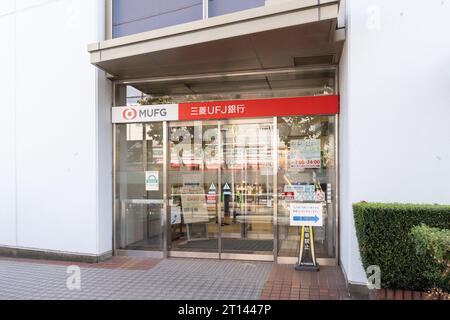 Tokyo, Japon. 11 octobre 2023. Un bureau de la banque MUFG est photographié à Tokyo, Japon, le 11 octobre 2023. Le pépin du système subi par le réseau japonais de compensation des paiements n'a montré aucun signe de reprise, avec 11 banques affectées et des millions de transactions perturbées, a déclaré l'opérateur mercredi. Crédit : Zhang Xiaoyu/Xinhua/Alamy Live News Banque D'Images