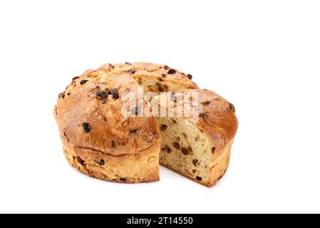 Panettone, gâteau de noël italien traditionnel, coupé avec tranche sur fond blanc. Banque D'Images