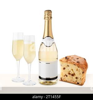 Bouteille de champagne avec verres et tranche de panettone sur étagère blanche. Banque D'Images