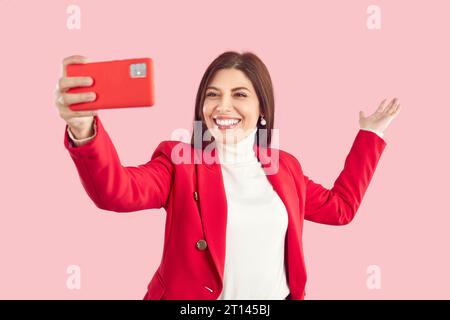 Femme caucasienne d'âge moyen auto-suffisante attrayante avec un téléphone portable faisant une photo selfie Banque D'Images