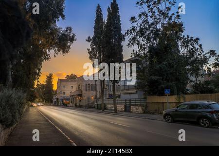 Malecon et Eduardo Villena Rey Bridge dans le district de Miraflores sur la côte de l'océan Pacifique dans le centre-ville de Lima, Pérou, Amérique du Sud, dans le coucher de soleil dramatique Banque D'Images