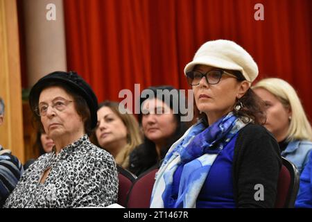 Fair Lawn, États-Unis. 10 octobre 2023. Les fidèles écoutent Rabbi Zaltzman au service pendant qu'il prononce des remarques. Service de prière pour Israël tenu au bris Avrohom de Fair Lawn à Fair Lawn, New Jersey. Crédit : SOPA Images Limited/Alamy Live News Banque D'Images