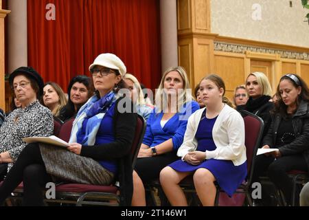 Fair Lawn, États-Unis. 10 octobre 2023. Les fidèles écoutent Rabbi Zaltzman au service pendant qu'il prononce des remarques. Service de prière pour Israël tenu au bris Avrohom de Fair Lawn à Fair Lawn, New Jersey. (Photo de Kyle Mazza/POOL/SOPA Images/Sipa USA) crédit : SIPA USA/Alamy Live News Banque D'Images