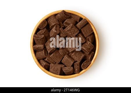 Pépites de chocolat dans un bol en bois sur fond blanc Banque D'Images