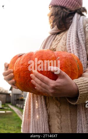 Femme fermière avec de la citrouille mûre. Banque D'Images