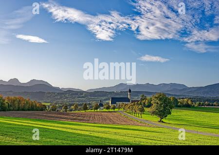 Goldener Herbst. Die Wallfahrtskirche St.Marinus und Anianus am Irschenberg mit der Kulisse des Mangfallgebirges und der Schlierseer Berge. Wilparting Bayern Deutschland *** automne doré l'église de pèlerinage St Marinus et Anianus à Irschenberg avec en toile de fond les montagnes Mangfall et les montagnes Schlierseer Wilparting Bavière Allemagne Copyright : xRolfxPossx crédit : Imago/Alamy Live News Banque D'Images