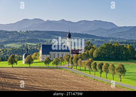 Goldener Herbst. Die Wallfahrtskirche St.Marinus und Anianus am Irschenberg mit der Kulisse des Mangfallgebirges und der Schlierseer Berge. Wilparting Bayern Deutschland *** automne doré l'église de pèlerinage St Marinus et Anianus à Irschenberg avec en toile de fond les montagnes Mangfall et les montagnes Schlierseer Wilparting Bavière Allemagne Copyright : xRolfxPossx crédit : Imago/Alamy Live News Banque D'Images