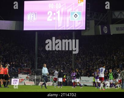 Osnabruck, Deutschland. 22 septembre 2023. Firo : 09/22/2023 football : football : 2.Bundesliga VFL Osnabruck - HSV Hamburg Hamburg HSV Hamburg Hamburg Hamburg Hamburg Hamburg Hamburg Hamburg 2:1 déçu après la fin du match l'entraîneur Tim Walter avec l'équipe devant le tableau de bord avec le résultat final crédit : dpa/Alamy Live News Banque D'Images