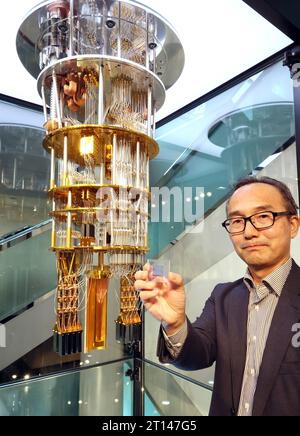 Kawasaki, Japon. 11 octobre 2023. Le géant informatique japonais Fujitsu, chef de laboratoire quantique felllow, Shintaro Sato, présente le modèle réduit du nouvel ordinateur quantique supraconducteur et sa puce de 64 qubits au laboratoire Fujitsu de Kawasaki, dans la banlieue de Tokyo, le mercredi 11 octobre 2023. Fujitsu a annoncé sa stratégie de recherche et développement au laboratoire. (Photo de Yoshio Tsunoda/AFLO) Banque D'Images