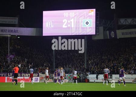 Osnabruck, Deutschland. 22 septembre 2023. Firo : 09/22/2023 football : football : 2.Bundesliga VFL Osnabruck - HSV Hamburg Hamburg HSV Hamburg Hamburg Hamburg Hamburg Hamburg Hamburg Hamburg 2:1 déçu après la fin du match équipe HSV Hamburg Hamburg devant le tableau de bord avec le résultat final crédit : dpa / Alamy Live News Banque D'Images