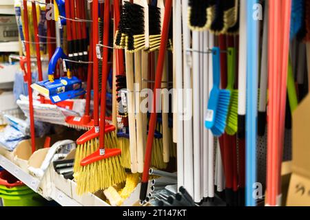 Grand assortiment de brosses pour nettoyer les locaux dans le magasin. Commerce de matériel de nettoyage des sols Banque D'Images