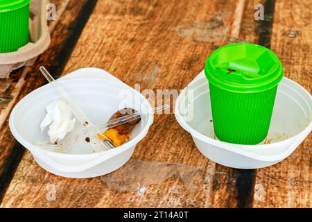 ASSIETTE ET VAISSELLE SALES APRÈS UN REPAS. Articles en matières plastiques. Dispositifs jetables pour aliments. Il y a beaucoup de cuillères en plastique blanc. Banque D'Images