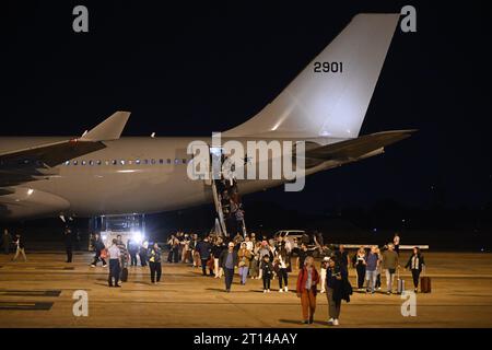 DF - BRASILIA - 10/10/2023 - ISRAËL, RAPATRIEMENT DES BRÉSILIENS - DF - BRASILIA - 10/10/2023 - ISRAËL, RAPATRIEMENT DES BRÉSILIENS - les membres de la famille et les passagers sont vus, lors du débarquement à l'aéroport international Presidente Juscelino Kubitschek, à l'arrivée du vol en provenance d'Israël dans les premières heures de ce mercredi (11). Le vol fait partie de l'opération &#x201c;Retour en paix&#x201d ; de rapatriement des citoyens brésiliens après les attaques du groupe Hamas contre Israël et les conflits dans la bande de Gaza. Photo : Mateus Bonomi/AGIF Banque D'Images