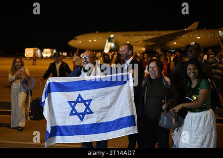 DF - BRASILIA - 10/10/2023 - ISRAËL, RAPATRIEMENT DES BRÉSILIENS - DF - BRASILIA - 10/10/2023 - ISRAËL, RAPATRIEMENT DES BRÉSILIENS - les membres de la famille et les passagers sont vus, lors du débarquement à l'aéroport international Presidente Juscelino Kubitschek, à l'arrivée du vol en provenance d'Israël dans les premières heures de ce mercredi (11). Le vol fait partie de l'opération &#x201c;Retour en paix&#x201d ; de rapatriement des citoyens brésiliens après les attaques du groupe Hamas contre Israël et les conflits dans la bande de Gaza. Photo : Mateus Bonomi/AGIF (photo : Mateus Bonomi/AGIF/Sipa USA) Banque D'Images