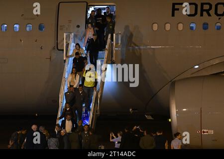 DF - BRASILIA - 10/10/2023 - ISRAËL, RAPATRIEMENT DES BRÉSILIENS - DF - BRASILIA - 10/10/2023 - ISRAËL, RAPATRIEMENT DES BRÉSILIENS - les membres de la famille et les passagers sont vus, lors du débarquement à l'aéroport international Presidente Juscelino Kubitschek, à l'arrivée du vol en provenance d'Israël dans les premières heures de ce mercredi (11). Le vol fait partie de l'opération &#x201c;Retour en paix&#x201d ; de rapatriement des citoyens brésiliens après les attaques du groupe Hamas contre Israël et les conflits dans la bande de Gaza. Photo : Mateus Bonomi/AGIF (photo : Mateus Bonomi/AGIF/Sipa USA) Banque D'Images