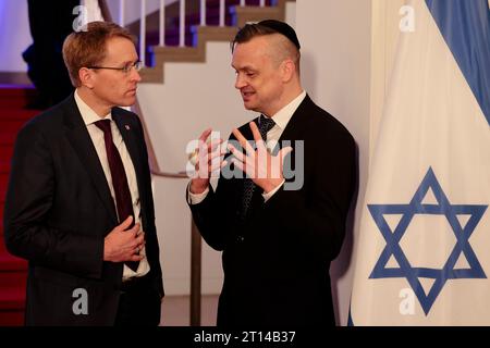 Kiel, Allemagne. 11 octobre 2023. Le ministre-président Daniel Günther (l, CDU) s'entretient avec le rabbin Isak Aasvestad au Parlement de l'État. À l'ordre du jour du Parlement du Schleswig-Holstein figurait une heure d'actualité intitulée "solidarité avec Israël. Crédit : Frank Molter/dpa/Alamy Live News Banque D'Images