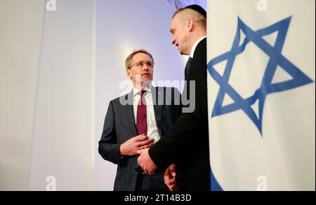 Kiel, Allemagne. 11 octobre 2023. Le ministre-président Daniel Günther (l, CDU) s'entretient avec le rabbin Isak Aasvestad au Parlement de l'État. À l'ordre du jour du Parlement du Schleswig-Holstein figurait une heure d'actualité intitulée "solidarité avec Israël. Crédit : Frank Molter/dpa/Alamy Live News Banque D'Images